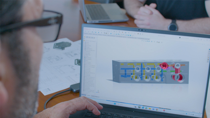 设计师在笔记本电脑上使用 SOLIDWORKS 处理 3D 模型